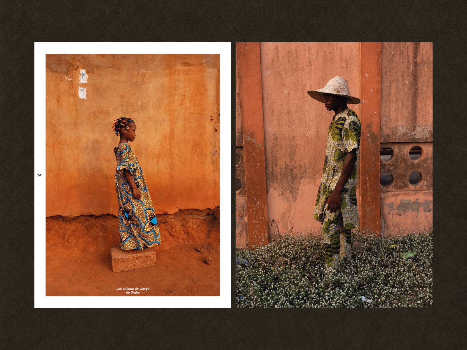 Pages 74 et 75 : les enfants du village de Drabo, devant des murs ocre